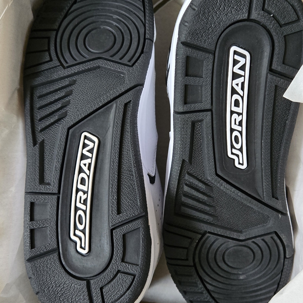 Jordan Kids Sneakers - White and Black - Picture 3 of 4